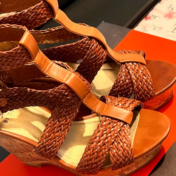 GUESS - Picture 6 of 7